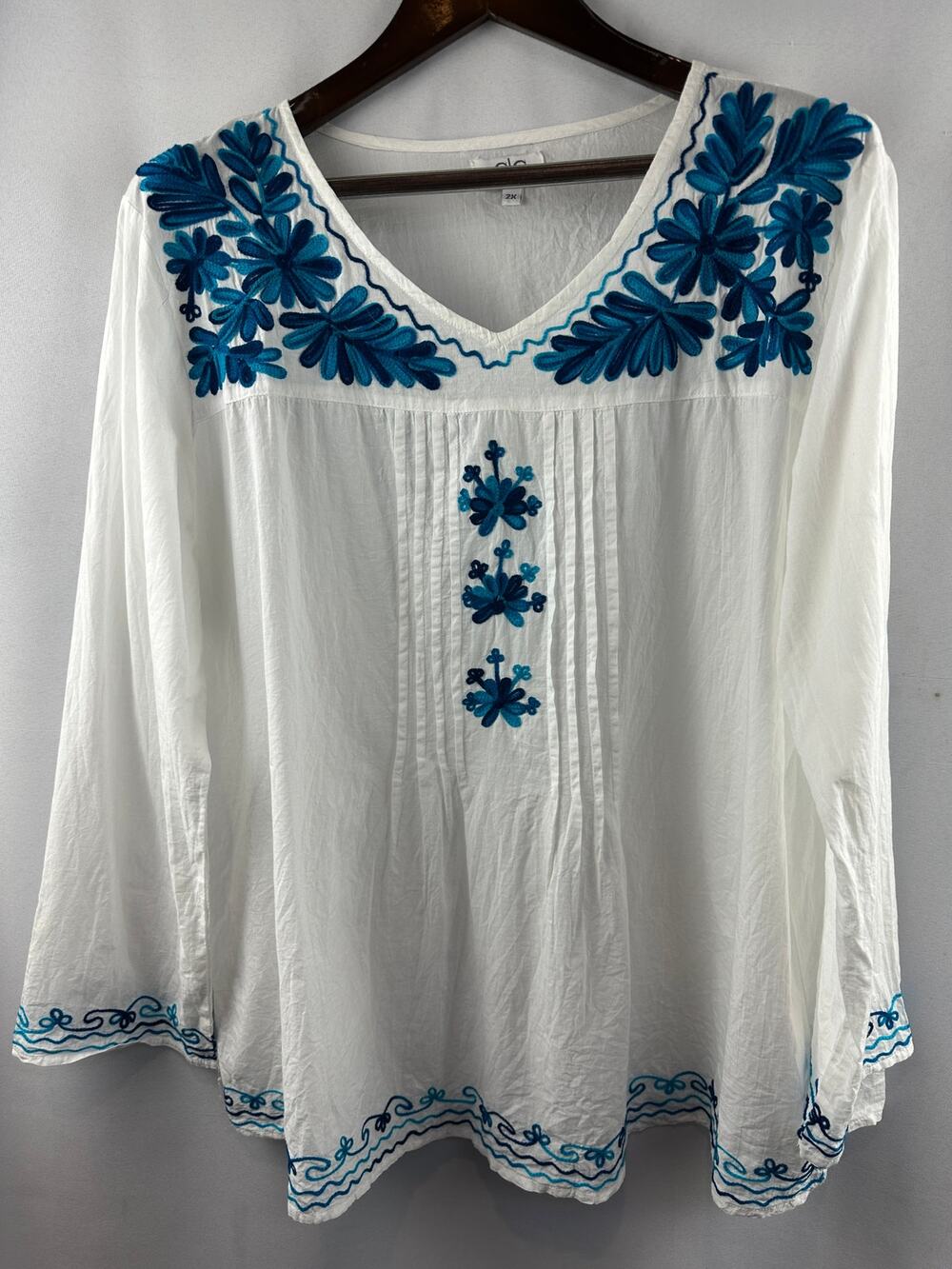 Women’s Chic Connection White and Blue Embroidered Blouse Size 2X